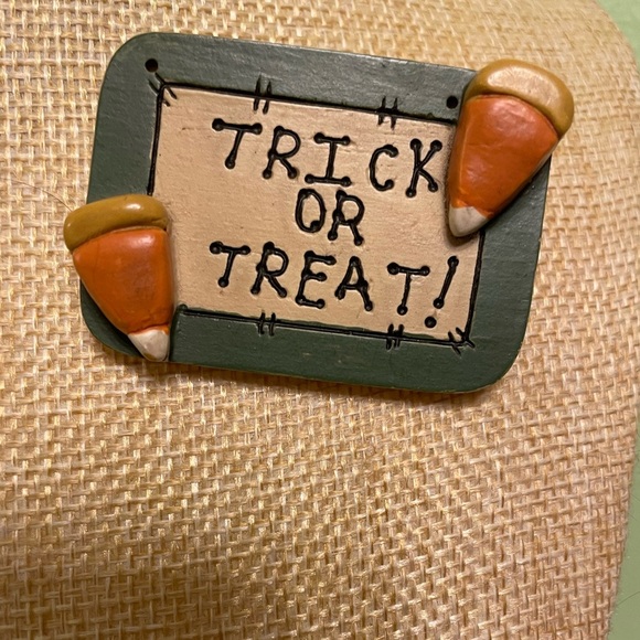 Adorable wooden trick or treat brooch - Picture 3 of 4